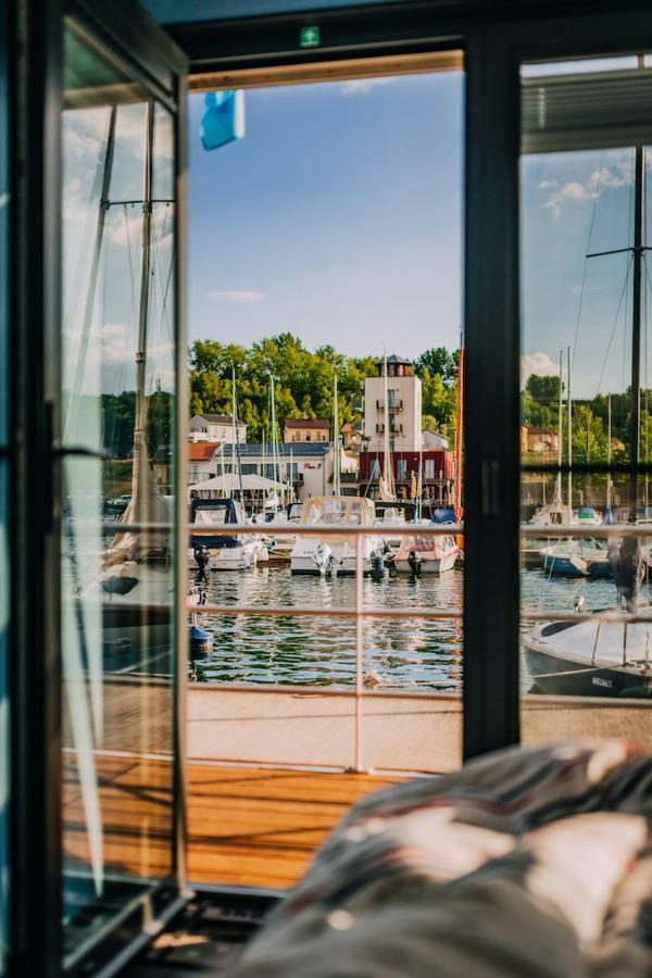 Hausboote Und Ferienhaeuser Marina Muecheln Mucheln Екстер'єр фото