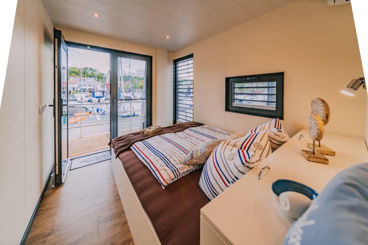 Hausboote Und Ferienhaeuser Marina Muecheln Mucheln Екстер'єр фото