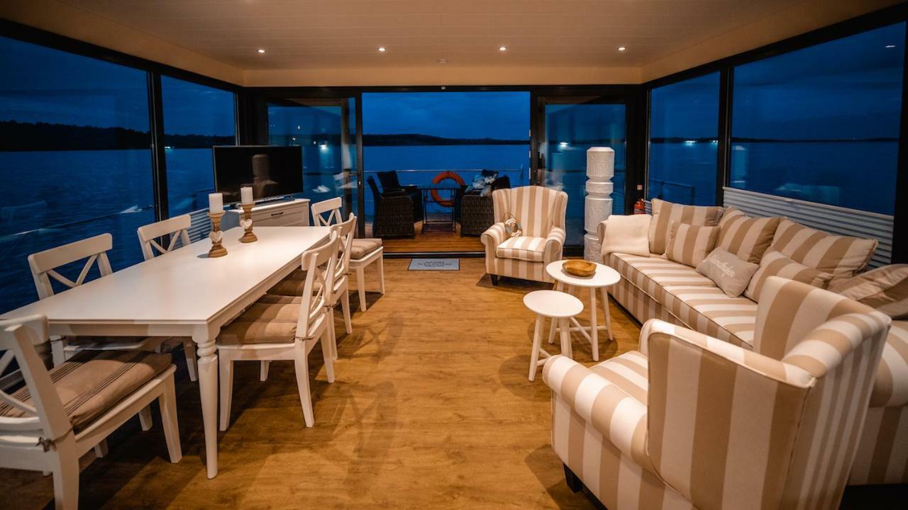 Hausboote Und Ferienhaeuser Marina Muecheln Mucheln Екстер'єр фото